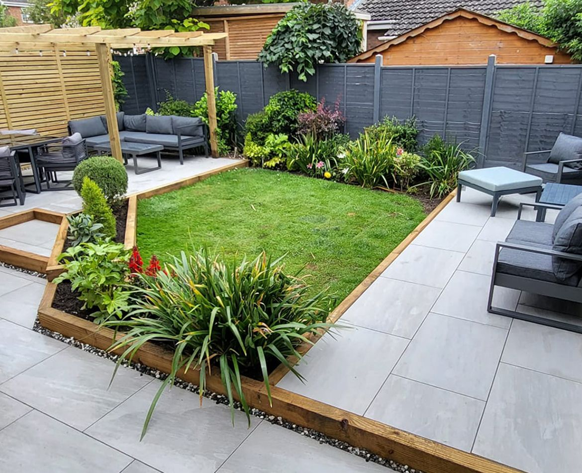 Contemporary garden with porcelain paving, sleeper beds and lounge seating
